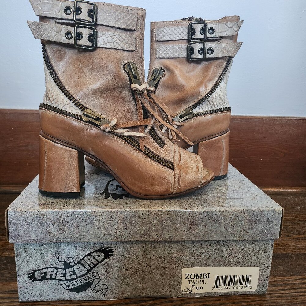 ZOMBI BOOTS Freebird by STEVE MADDEN Size 9